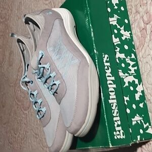 Brand New Women's Size 9.5 Grasshoppers Ortholite shoes